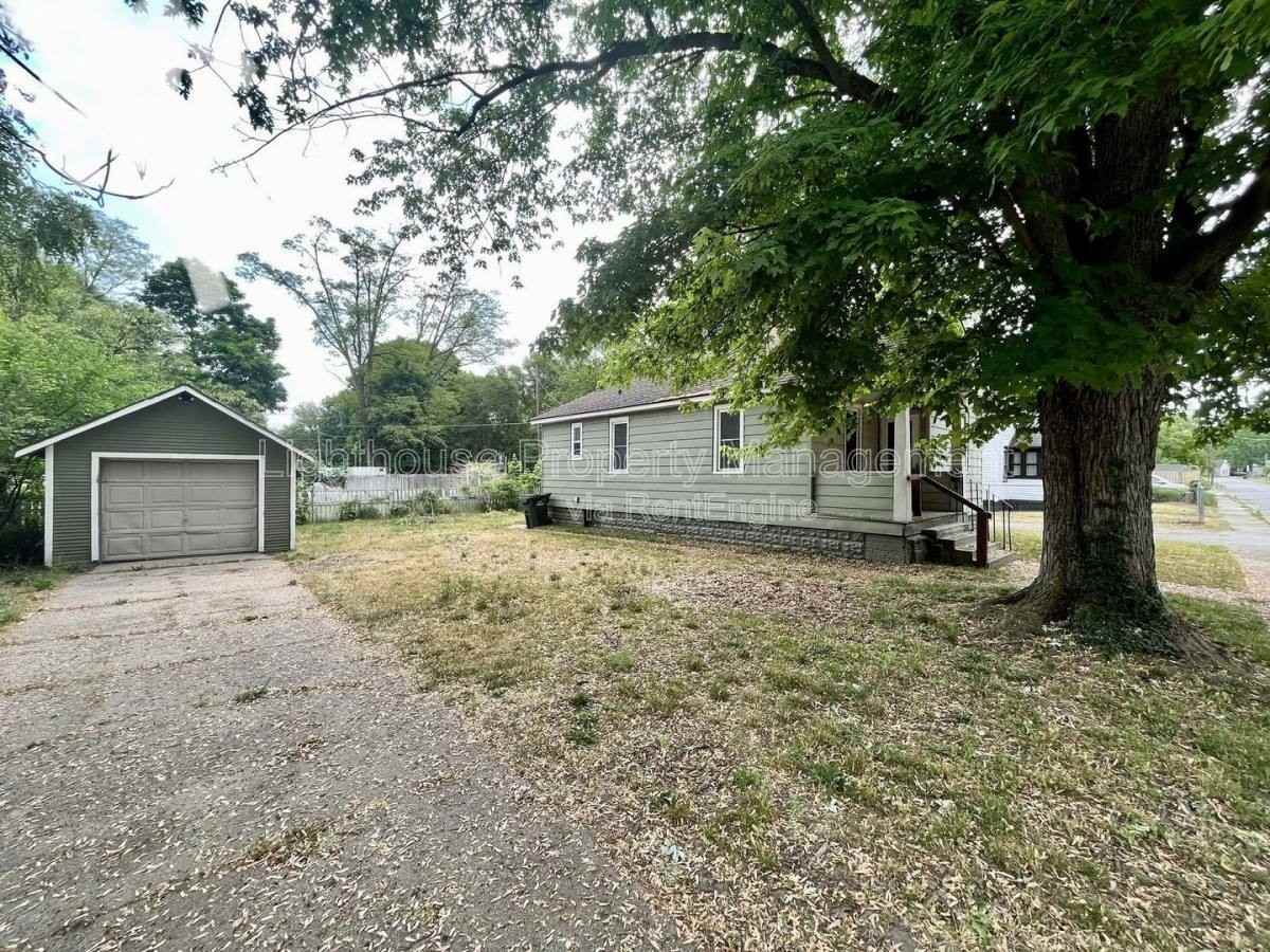 1126 Holt St - Photo 2 of 10