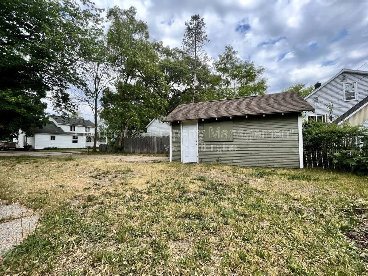 1126 Holt St - Photo 3 of 10