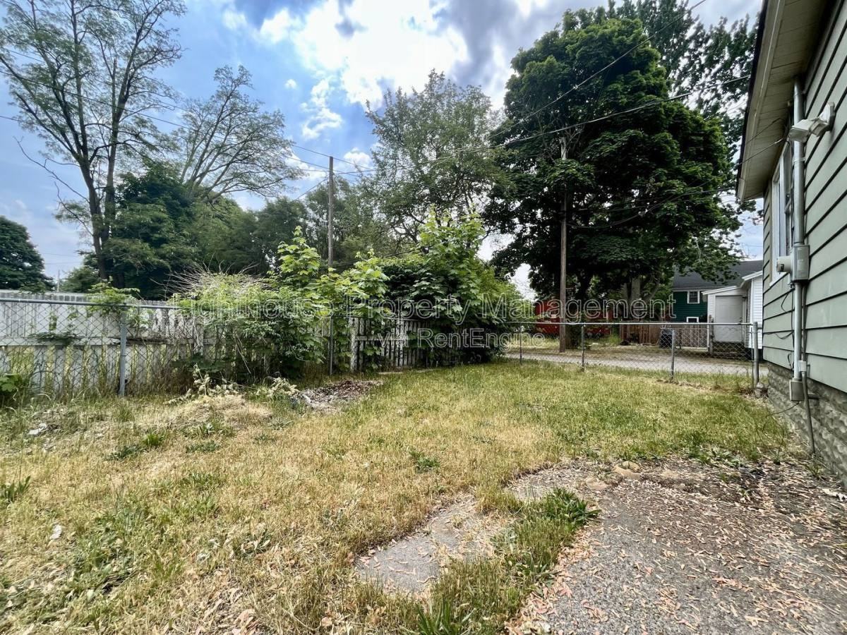 1126 Holt St - Photo 4 of 10