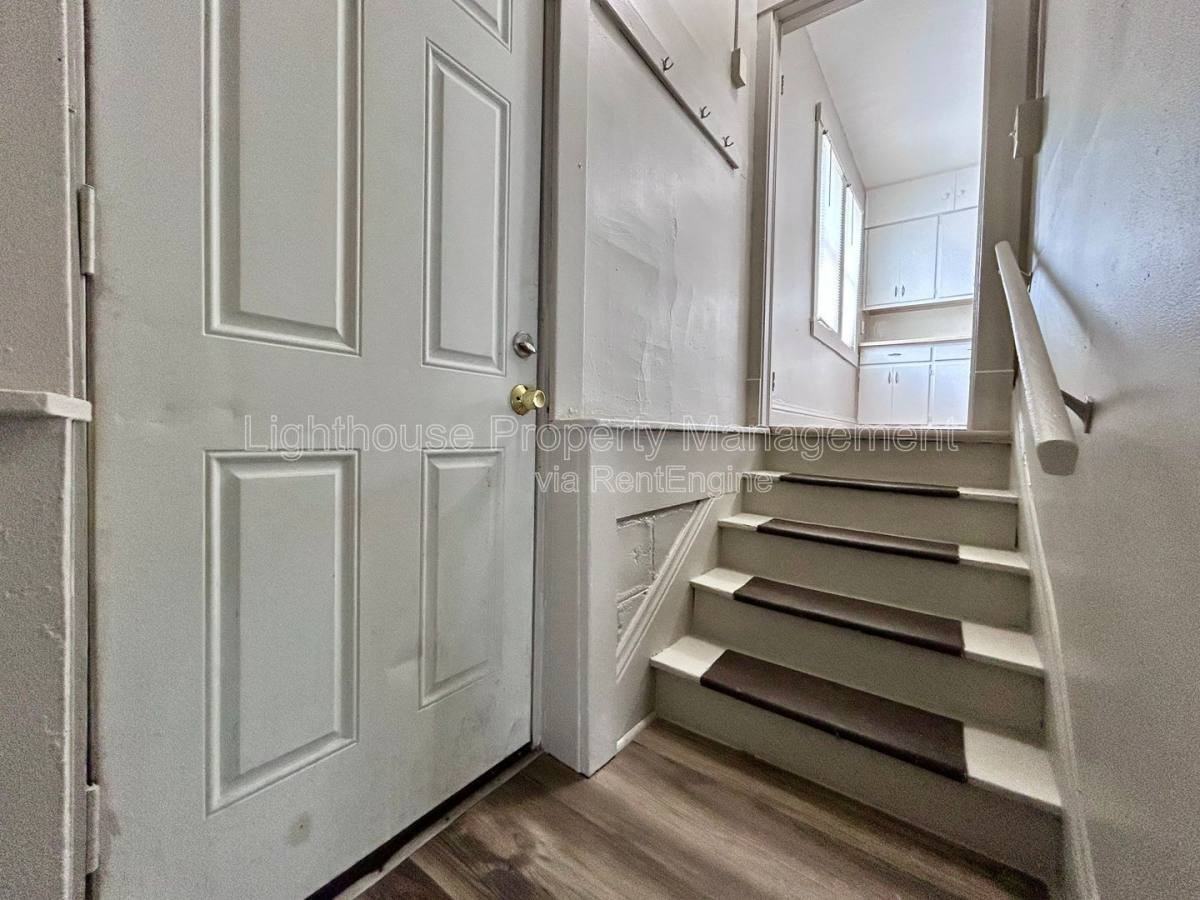 1126 Holt St - Photo 5 of 10