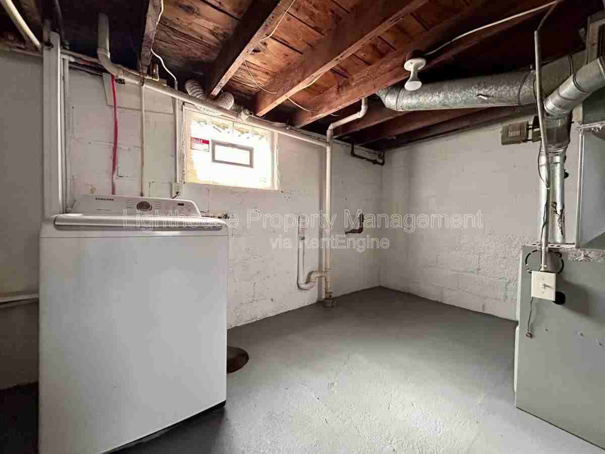 1126 Holt St - Photo 6 of 10