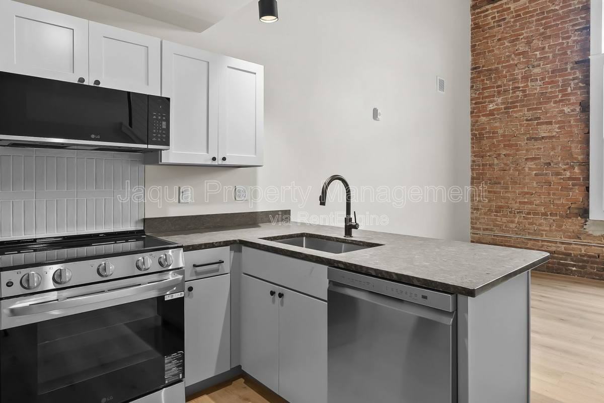 266 E Michigan Ave #402 - Photo 3 of 10