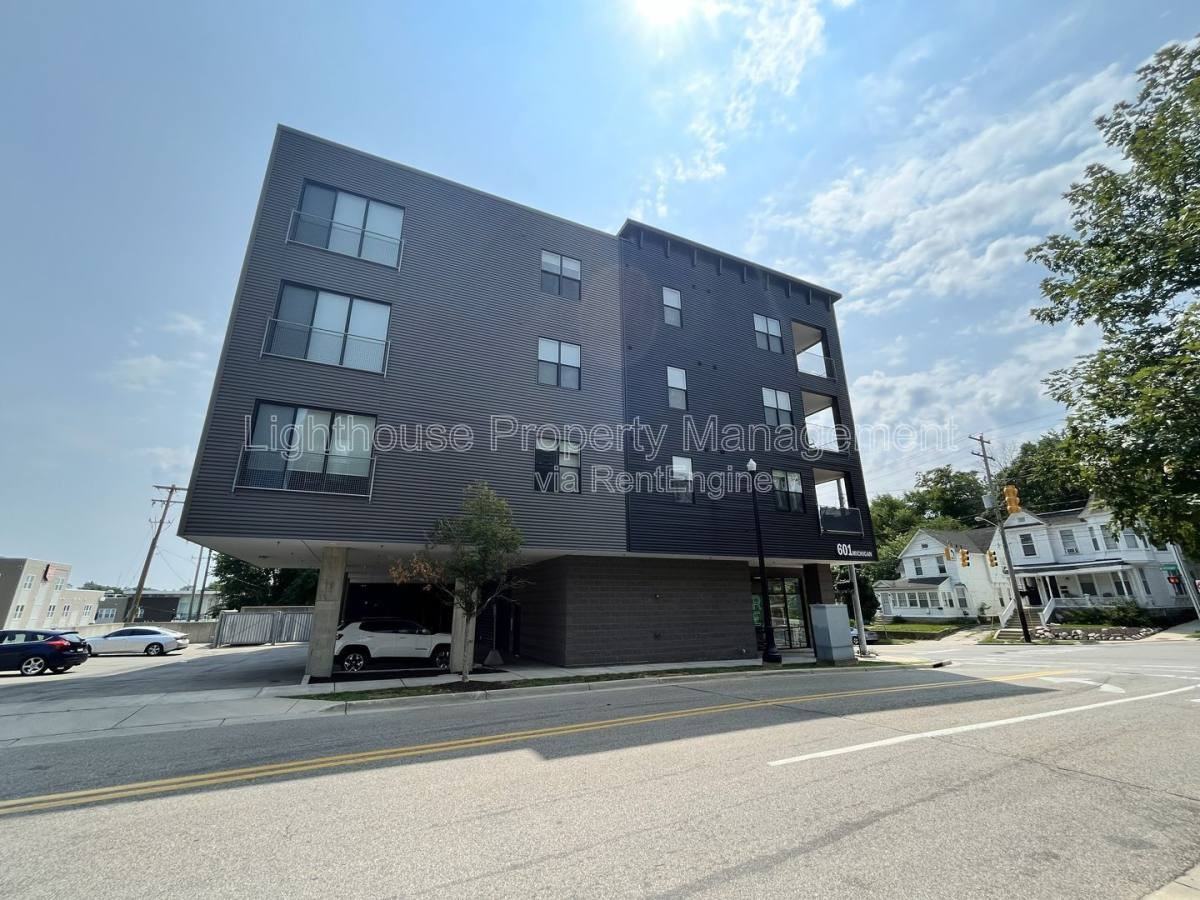 601 Michigan St Ne #403 - Photo 3 of 10