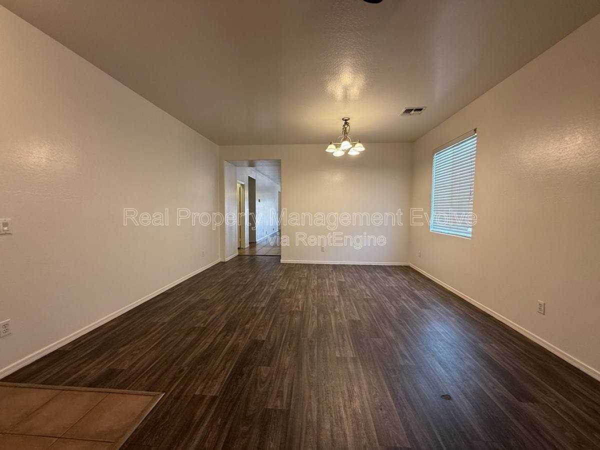 7337 W St Catherine Ave - Photo 3 of 10