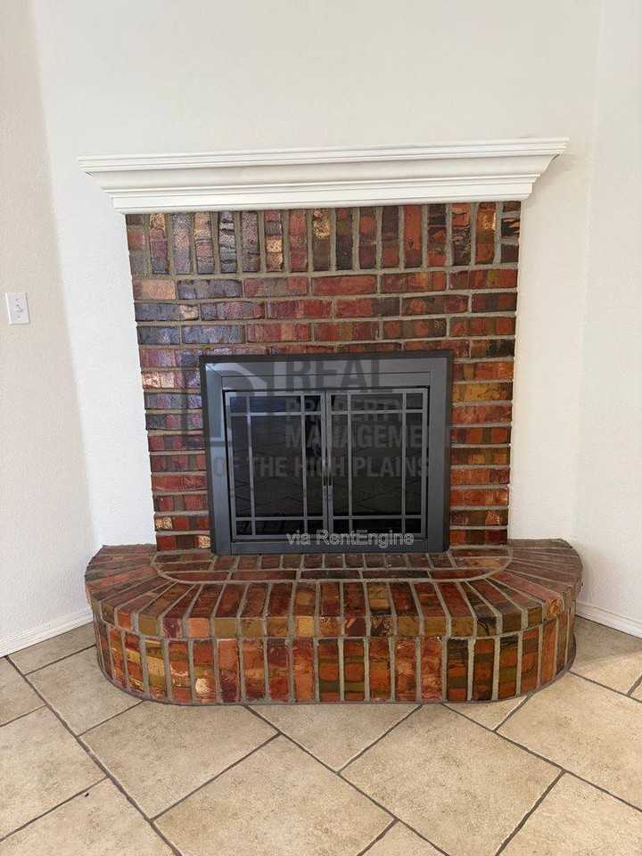 1004 Pikes Peak Dr - Photo 2 of 10