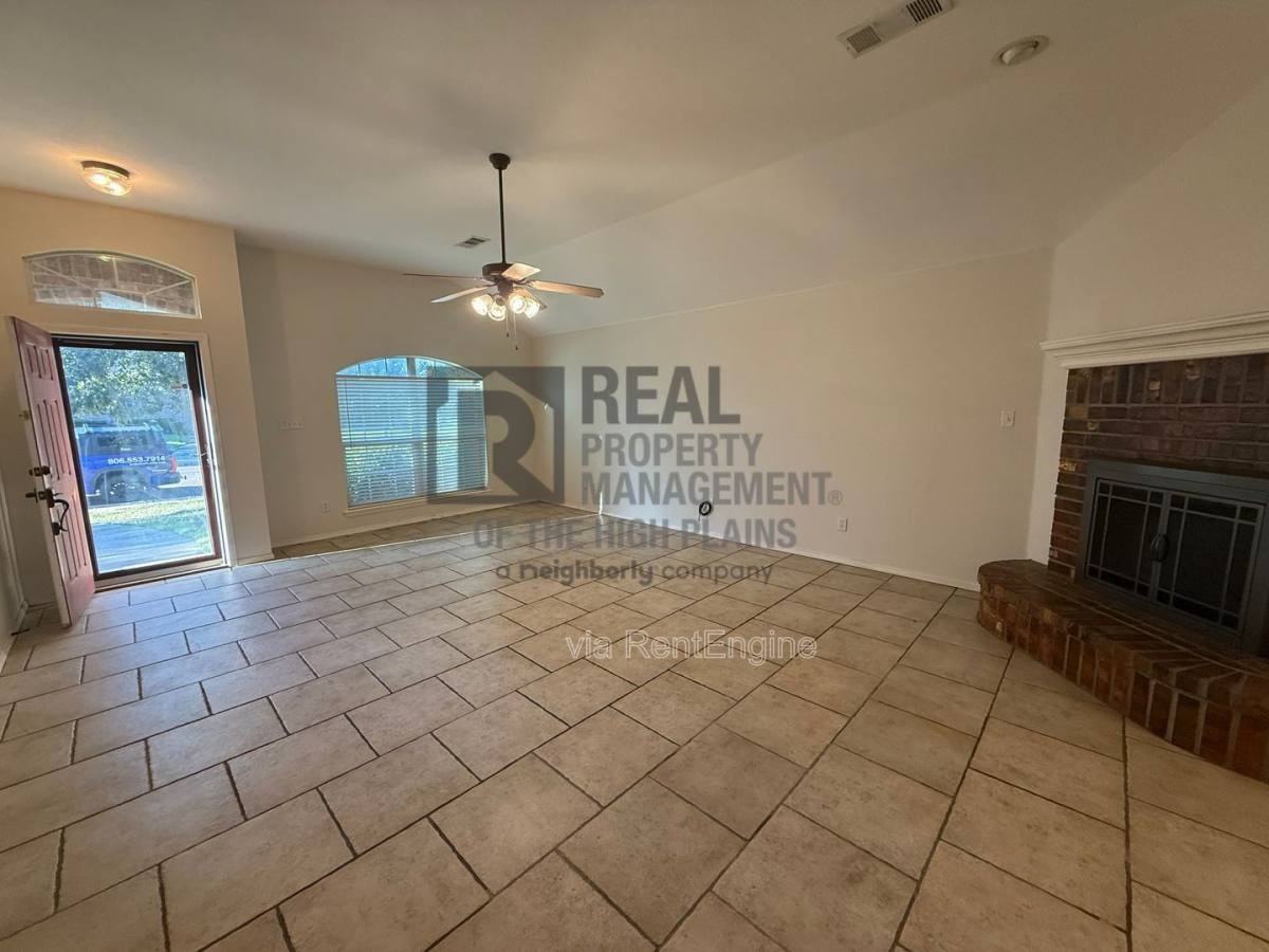1004 Pikes Peak Dr - Photo 3 of 10