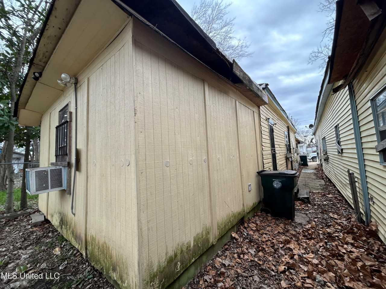 215 Avenue G - Photo 2 of 11