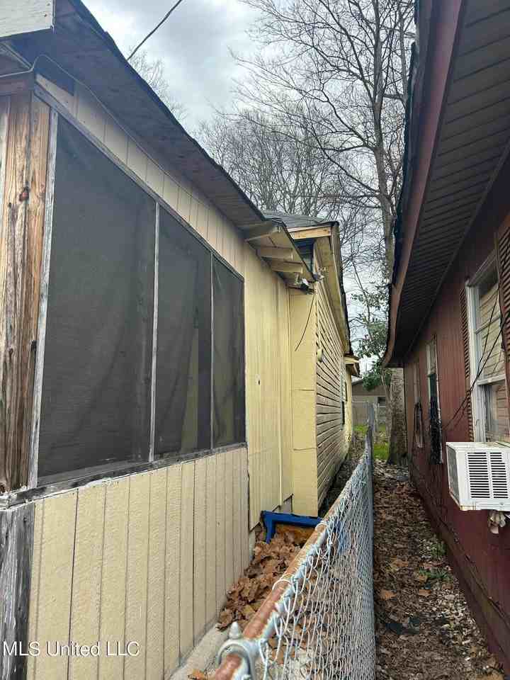 215 Avenue G - Photo 3 of 11