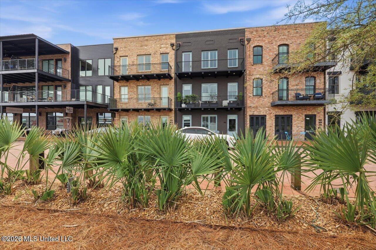 145 Republic St - Photo 2 of 45