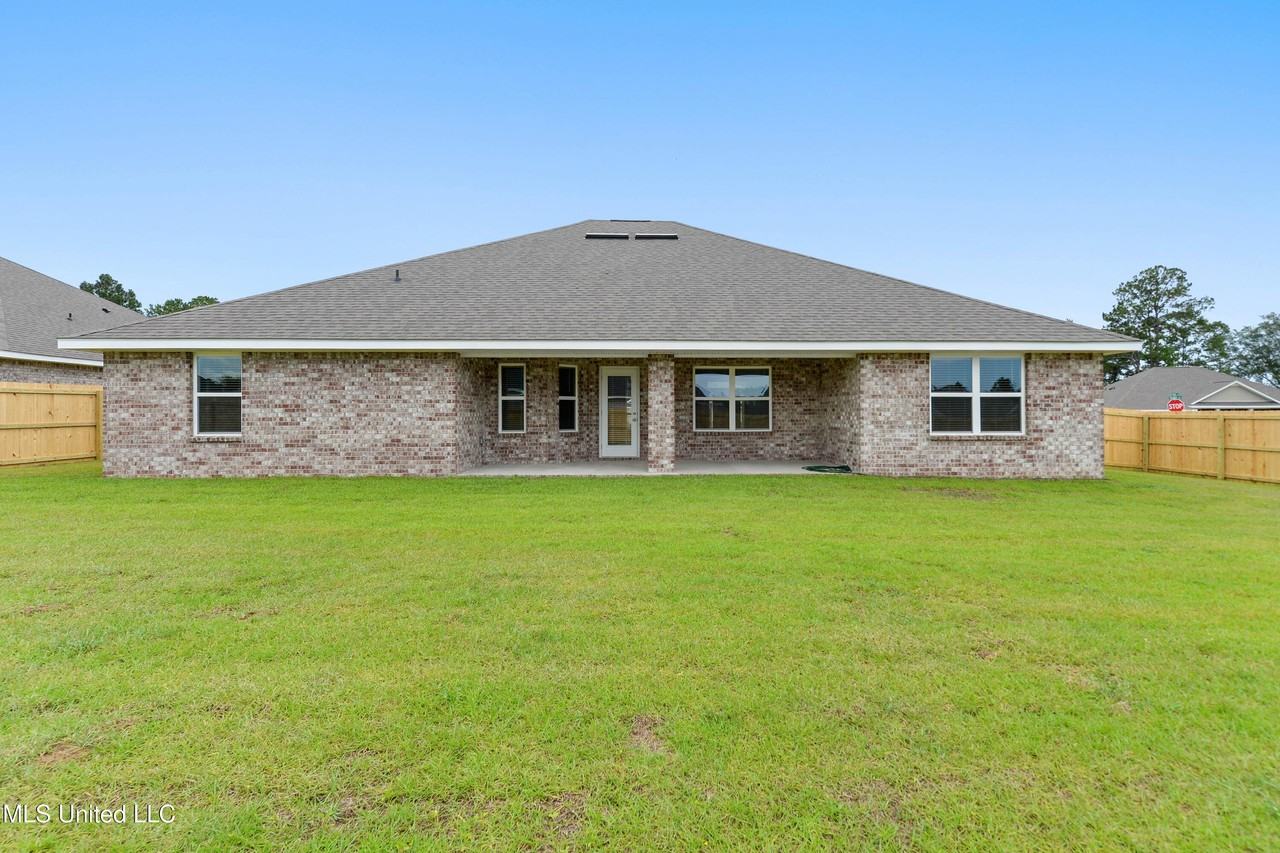 13913 Ruby Ln - Photo 3 of 33