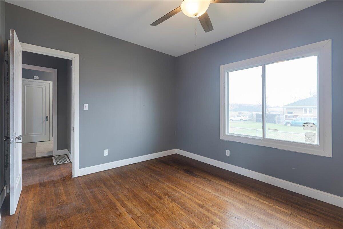 456 Bridge St - Photo 5 of 27