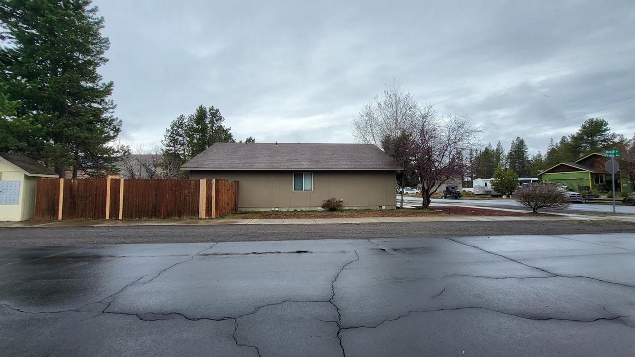 16441 Heath Dr - Photo 2 of 13