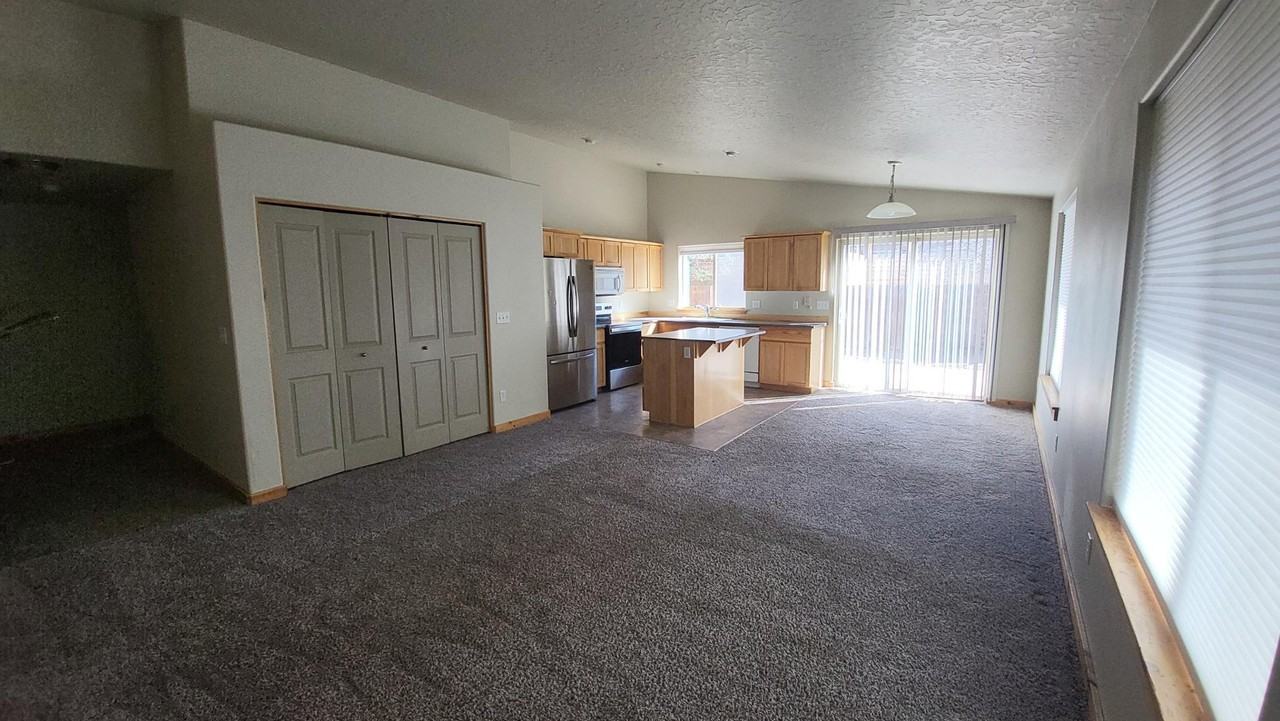 16441 Heath Dr - Photo 4 of 13