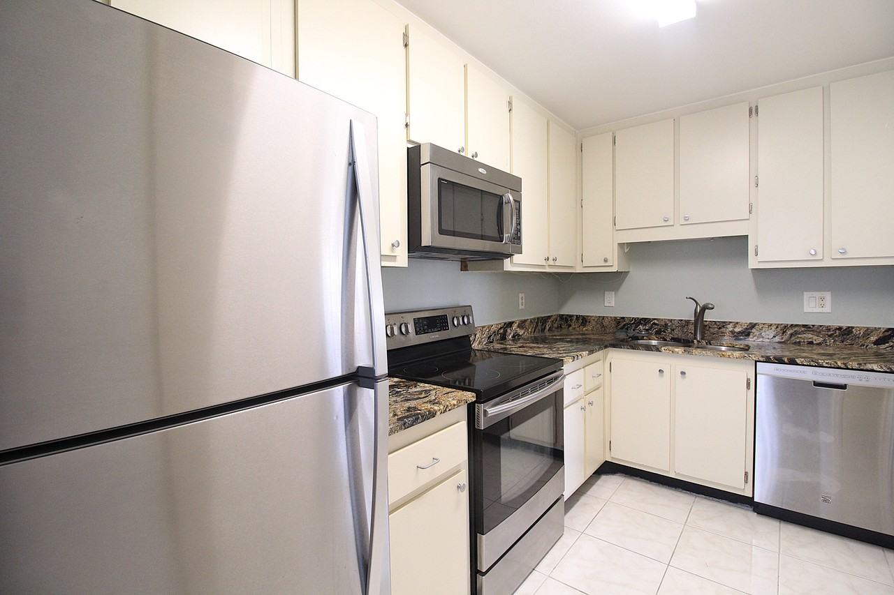 390 301 Blvd W #24D - Photo 3 of 30