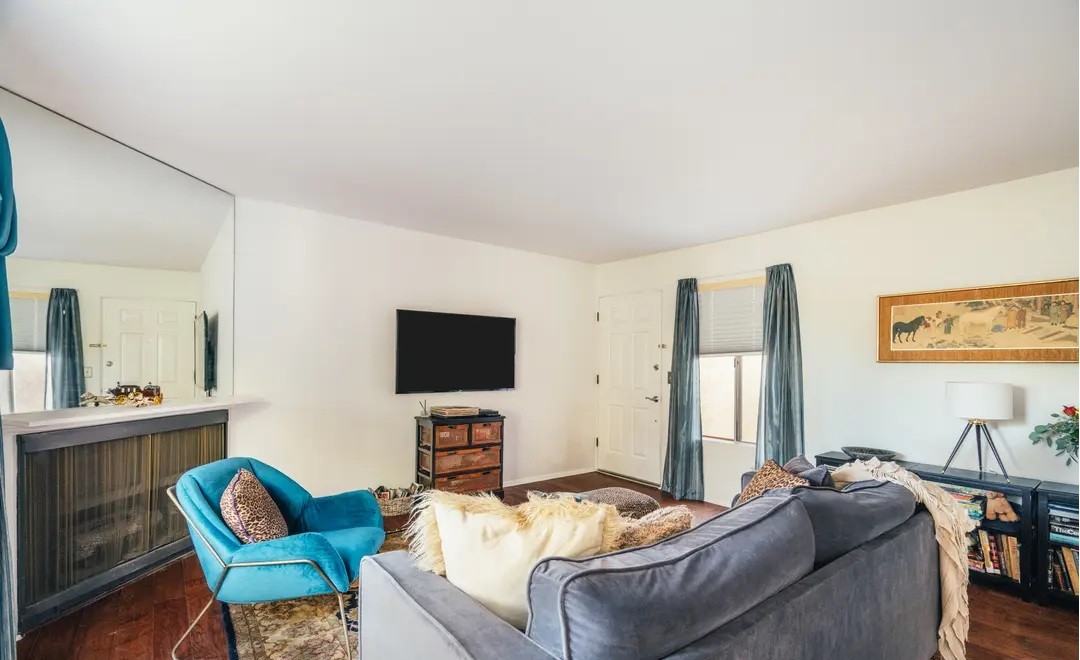 4230 Whitsett Ave - Photo 4 of 24