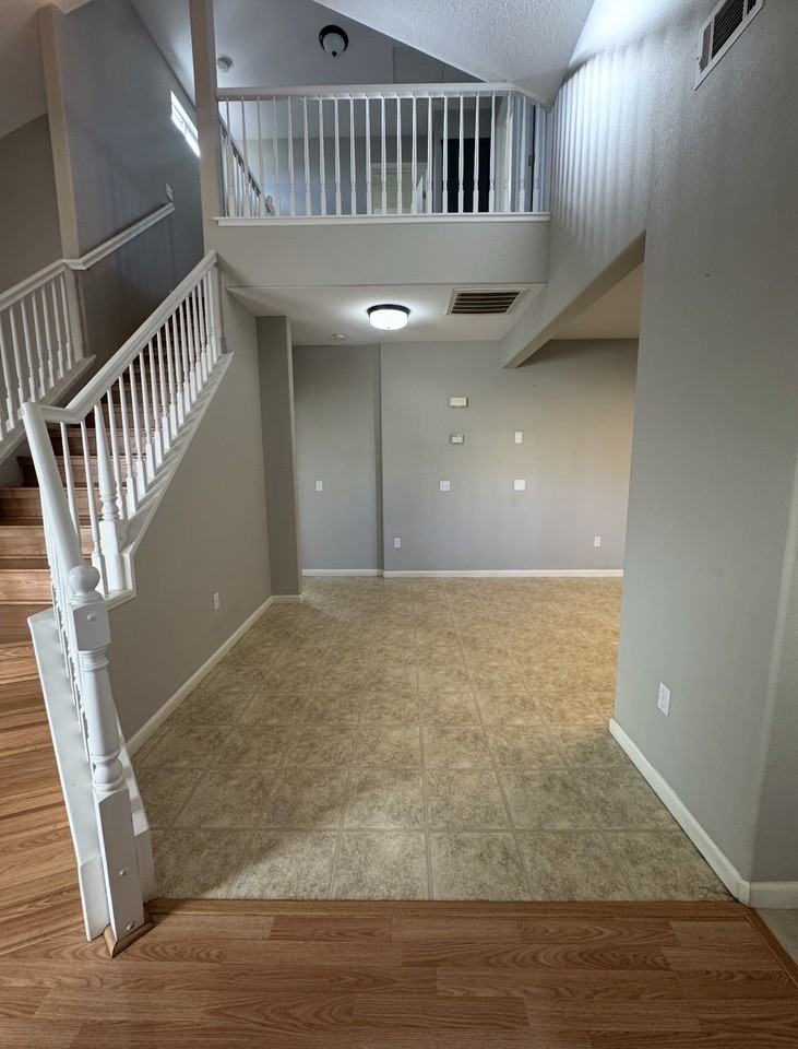 1318 Robinson Ln - Photo 4 of 28