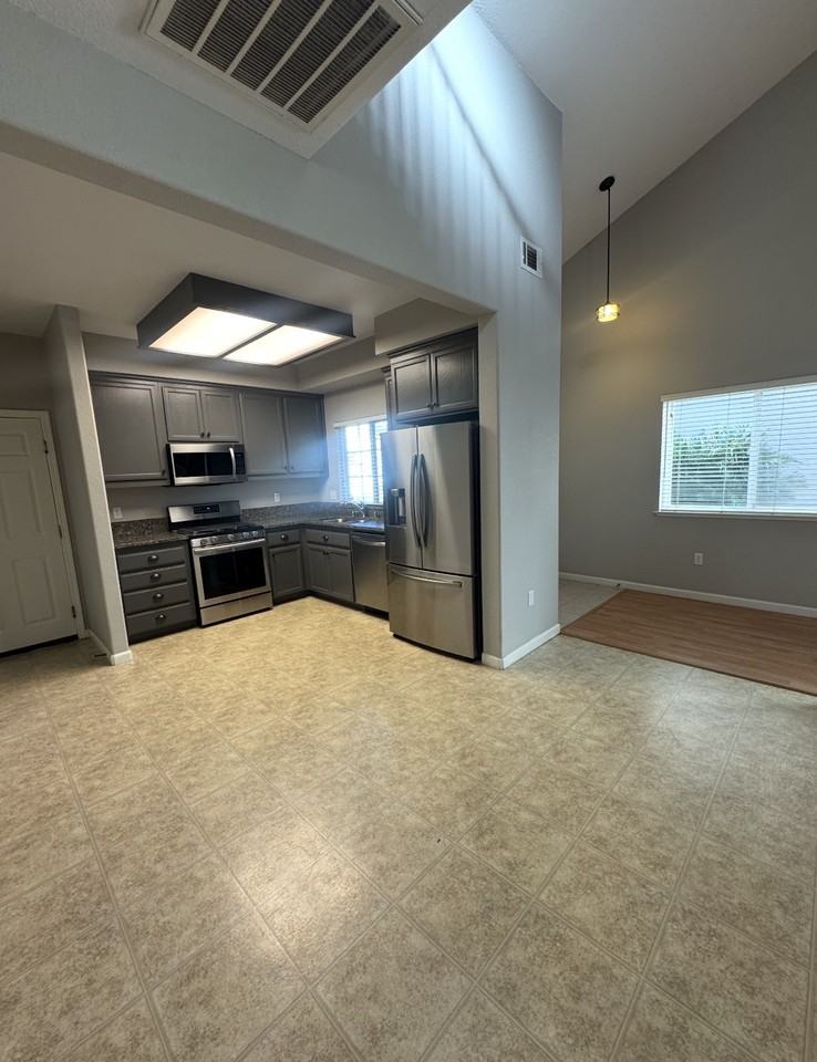 1318 Robinson Ln - Photo 5 of 28