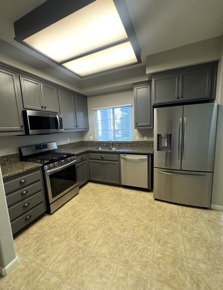 1318 Robinson Ln - Photo 6 of 28