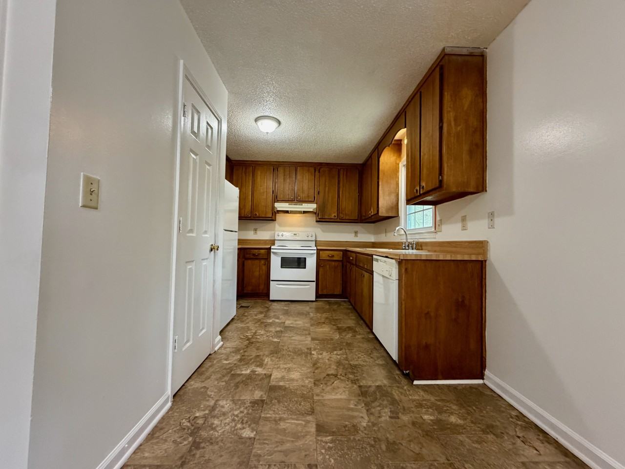 130 Tyler Ln - Photo 7 of 32