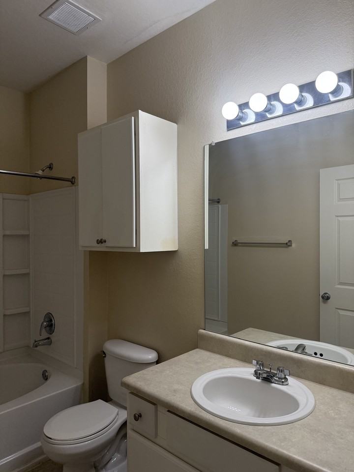 800 Vista Lake Dr #4 - Photo 7 of 15