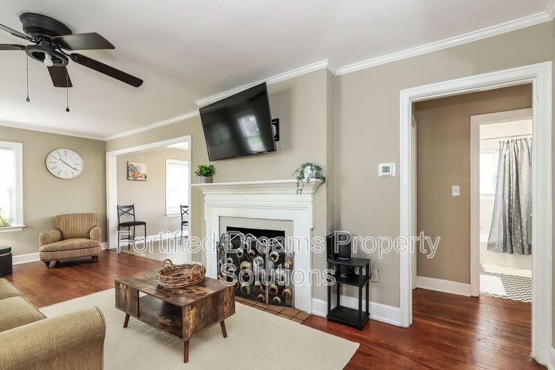 2203 Maywood St - Photo 4 of 26