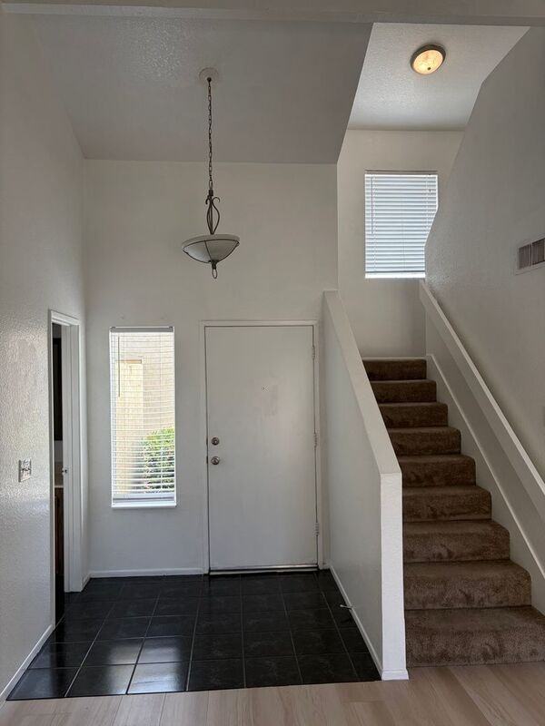 615 Parkview Dr - Photo 3 of 21