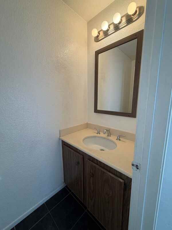 615 Parkview Dr - Photo 4 of 21