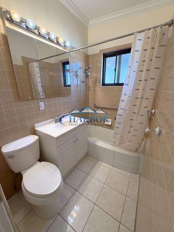 827 W 22nd St - Photo 6 of 19