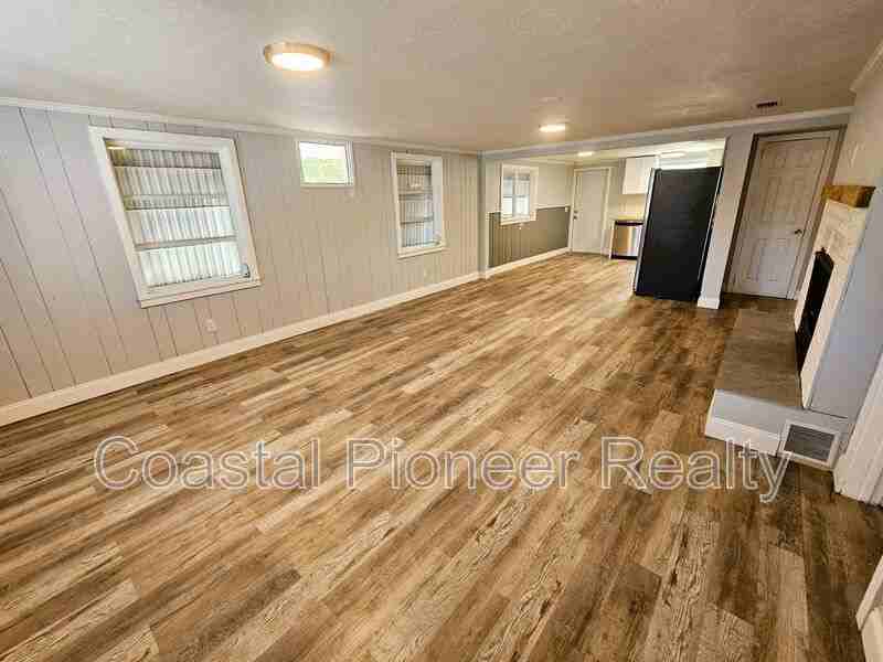 501 25th Ave W - Photo 5 of 24