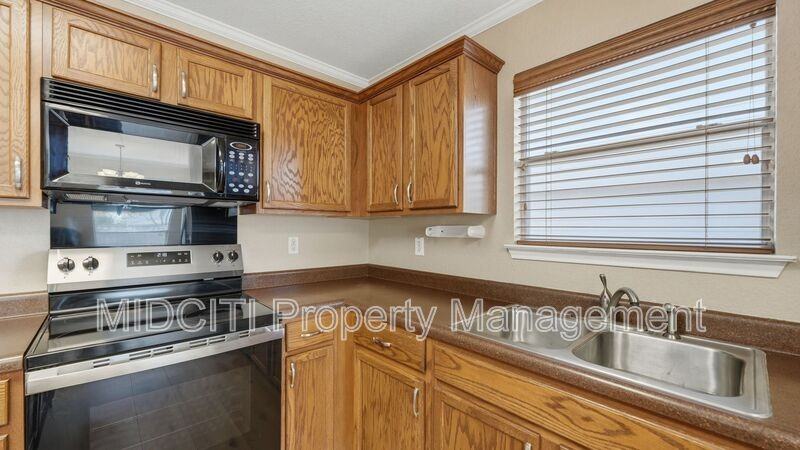 2432 Medina Dr - Photo 3 of 31