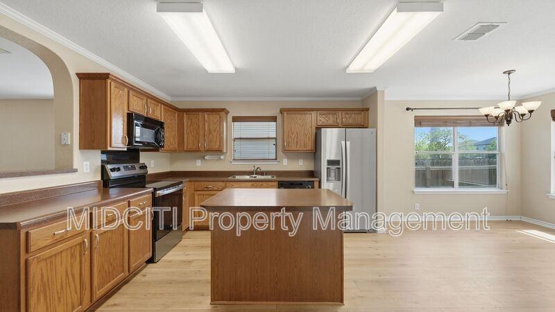 2432 Medina Dr - Photo 5 of 31