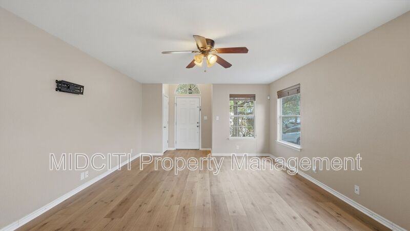 2432 Medina Dr - Photo 7 of 31