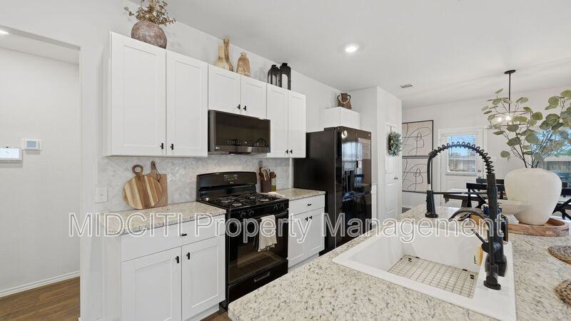 2913 Brogan Crk - Photo 6 of 38