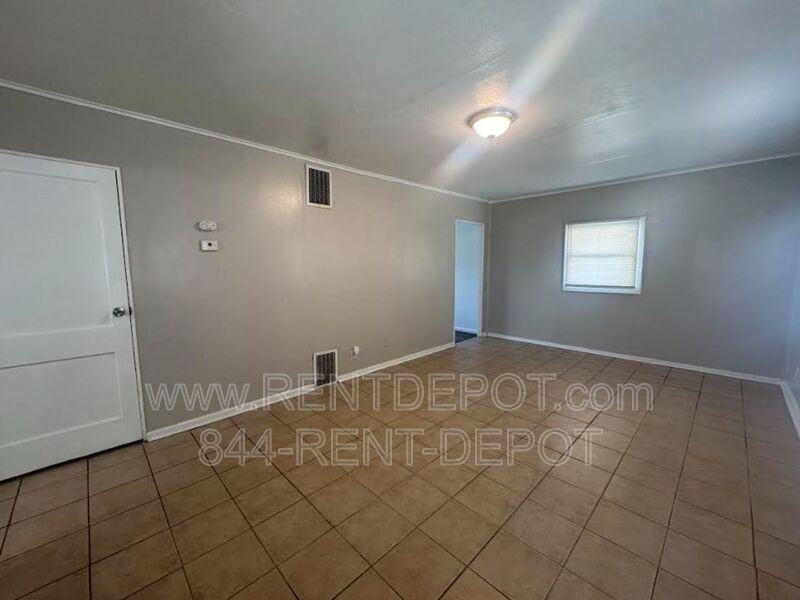 1513 Se Riverside Dr - Photo 2 of 9