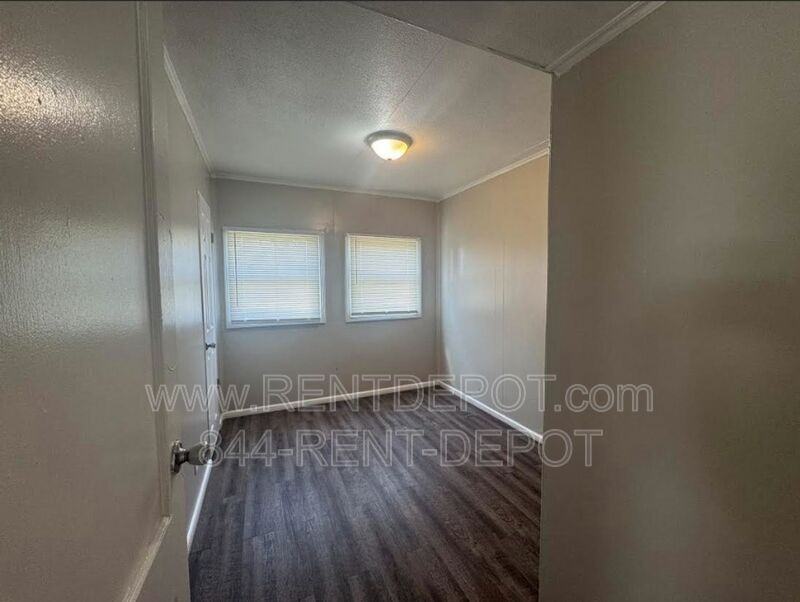 1513 Se Riverside Dr - Photo 3 of 9