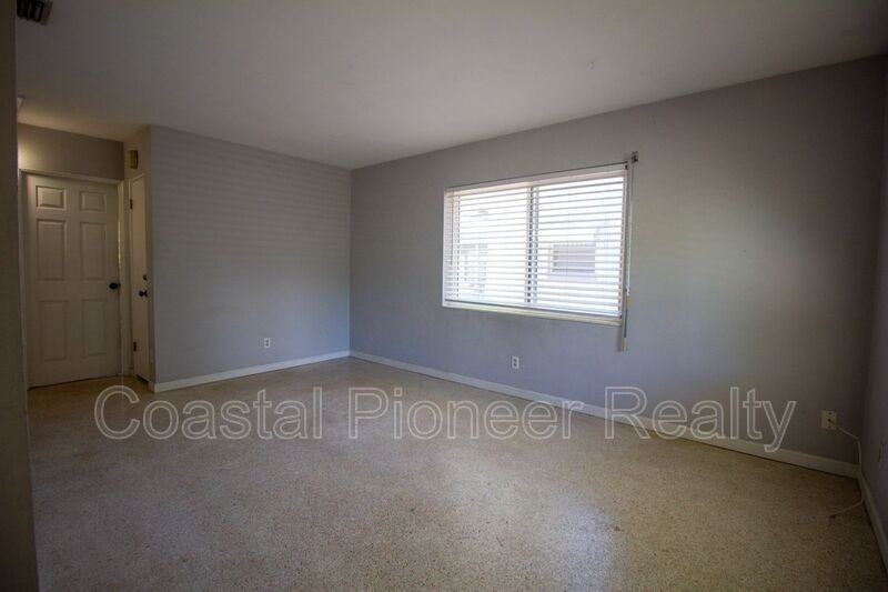 325 42nd Ave N - Photo 3 of 22
