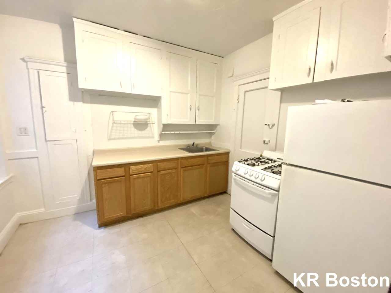 Sutherland Rd. & Selkirk Rd. #D - Photo 3 of 11