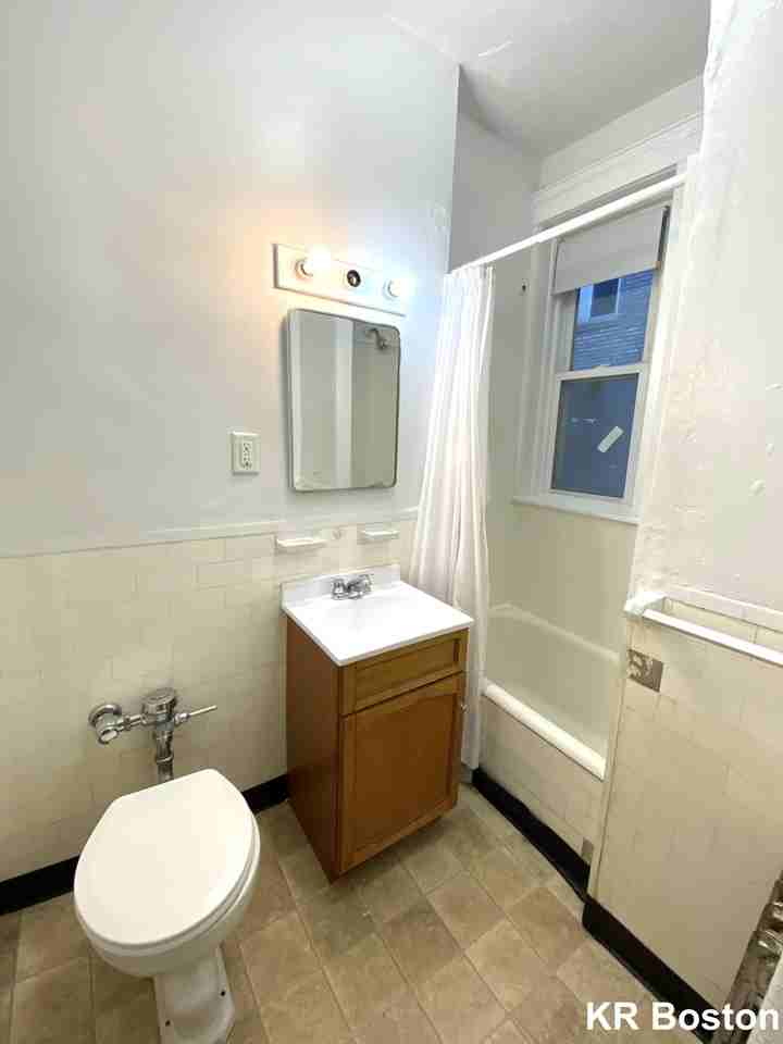 Sutherland Rd. & Selkirk Rd. #D - Photo 4 of 11