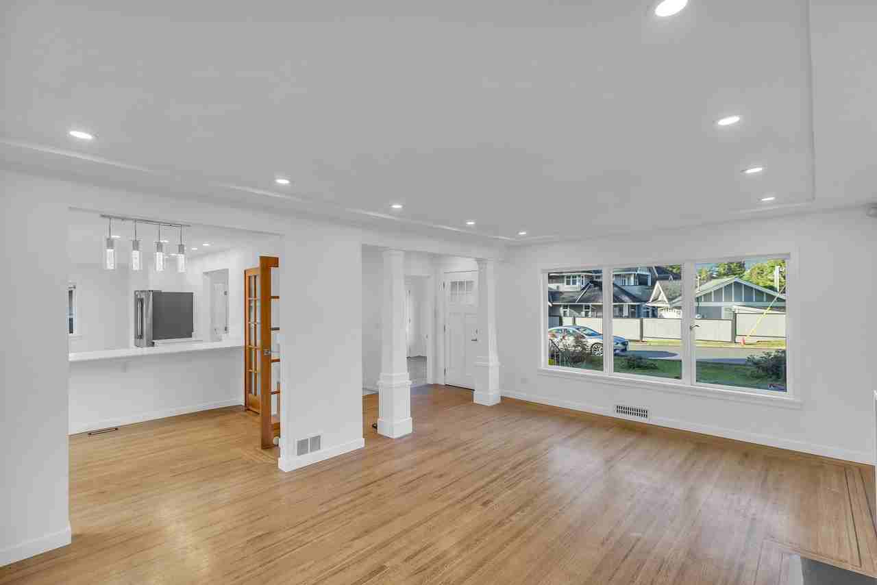 3656 Glenview Cres - Photo 2 of 32