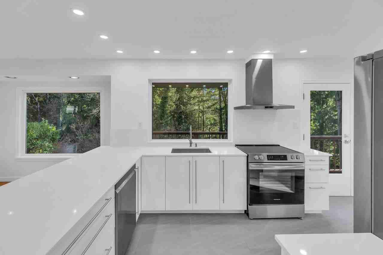 3656 Glenview Cres - Photo 4 of 32