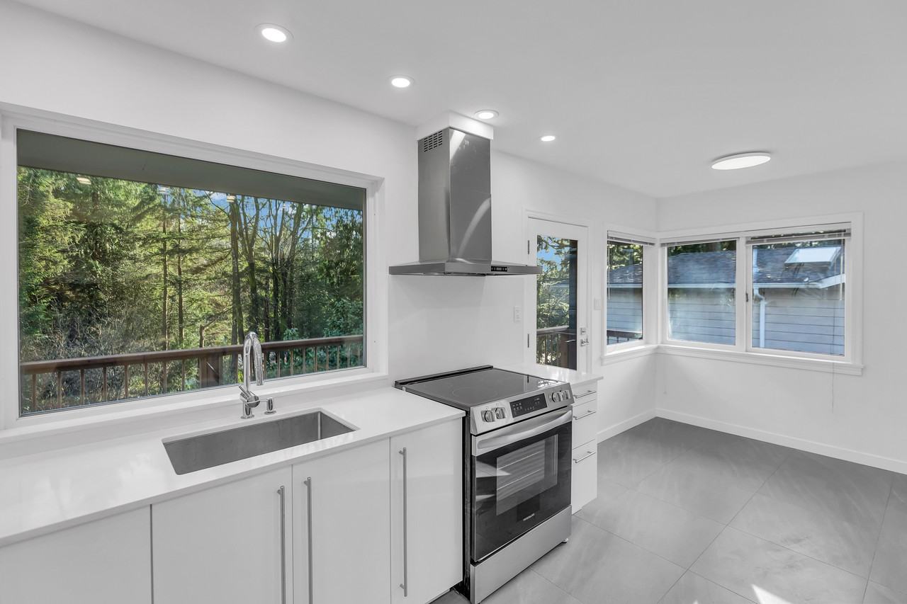 3656 Glenview Cres - Photo 5 of 32