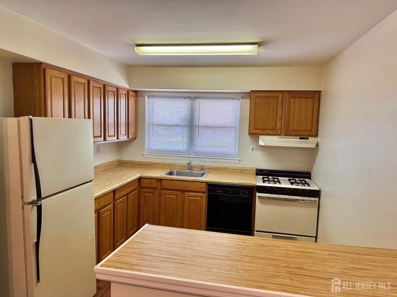 42 Woodedge Ave #1 - Photo 7 of 17