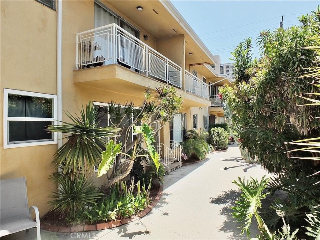 1724 E 1st St #9 - Photo 6 of 45