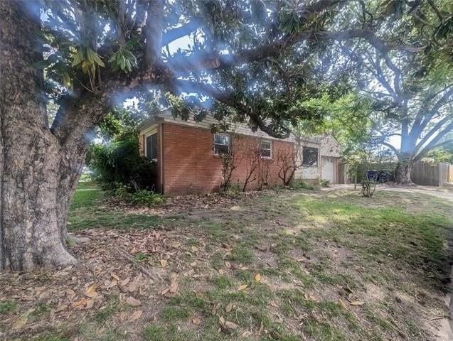 1506 E 53rd St - Photo 3 of 26