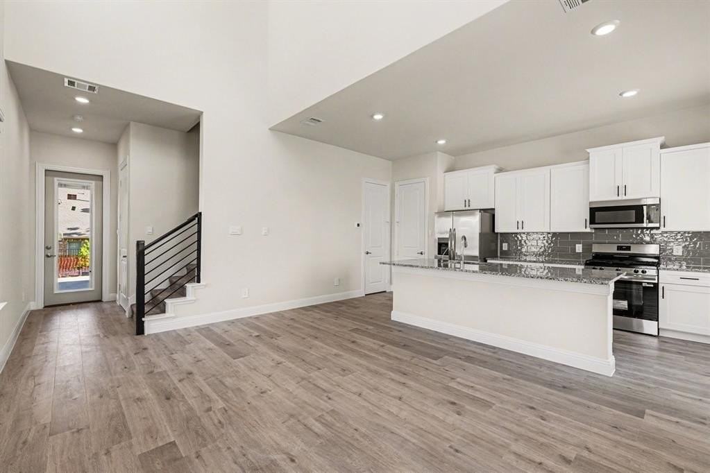 4526 Cinema St - Photo 3 of 17