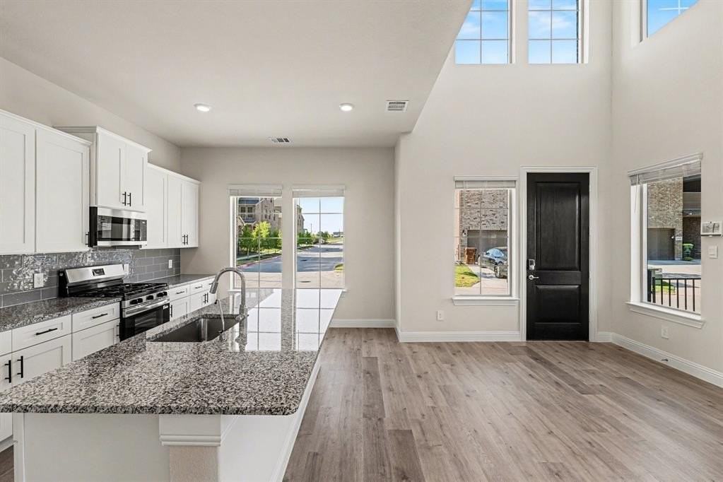 4526 Cinema St - Photo 4 of 17