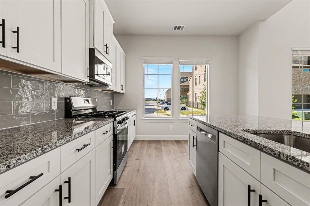 4526 Cinema St - Photo 6 of 17