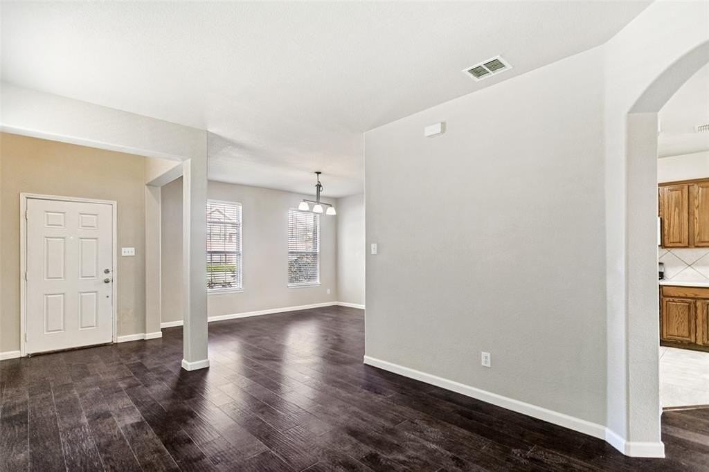 1302 Grapevine Dr - Photo 4 of 25