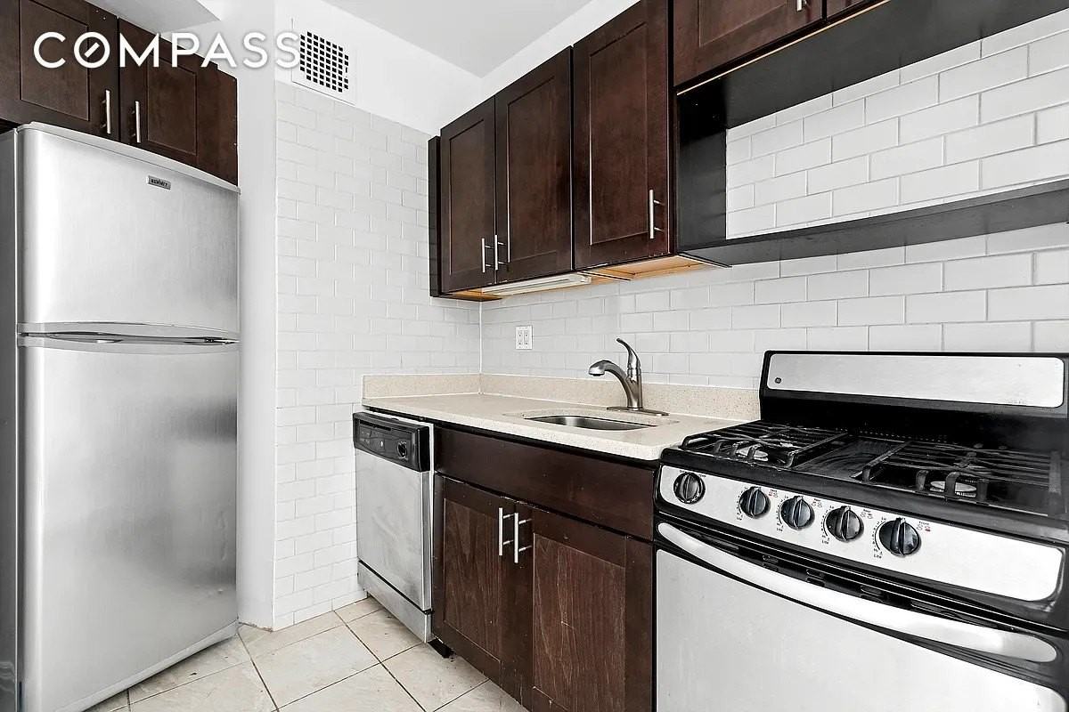 401 W 45th St #3A - Photo 2 of 5