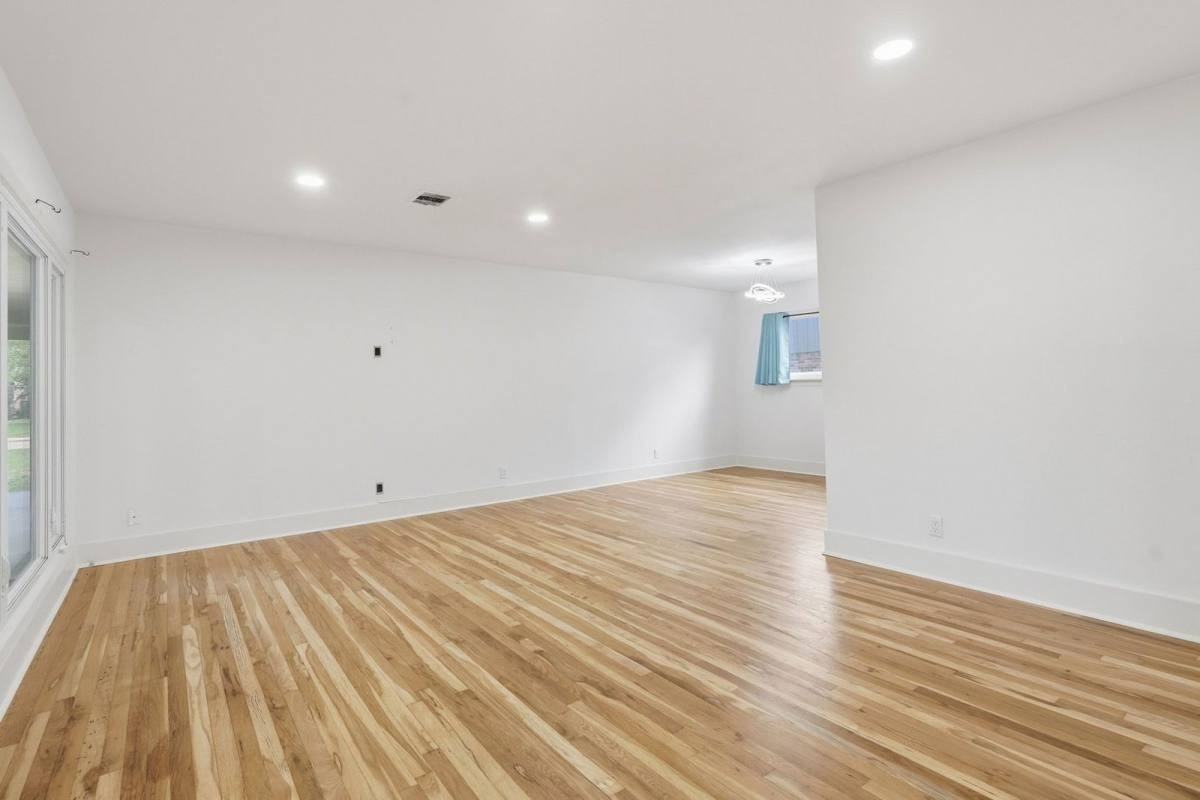 1219 Wisterwood Dr - Photo 3 of 10